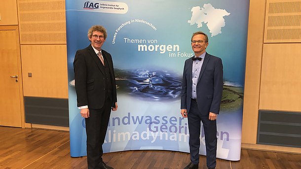 State Secretary of the Lower Saxony Ministry of Economic Affairs, Transport, Building and Digitalisation Frank Doods with Prof. Dr. Martin Sauter in front of the LIAG advertising banner